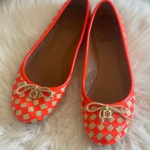 Tory Burch - Orange & Beige Patent Leather & Woven Checkered Flats W/ Logo